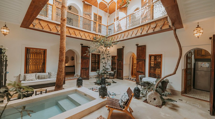 patio-interieur Step into timeless refinement with this grand, classic riad, masterfully preserved with noble carved cedar wood ceilings and a traditional central courtyard graced by a serene pool. A true representation of Moroccan architectural heritage, this property offers space, elegance, and authenticity in the heart of the historic Medina.